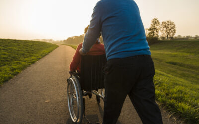 Jak opiekować się seniorem poruszającym się na wózku?